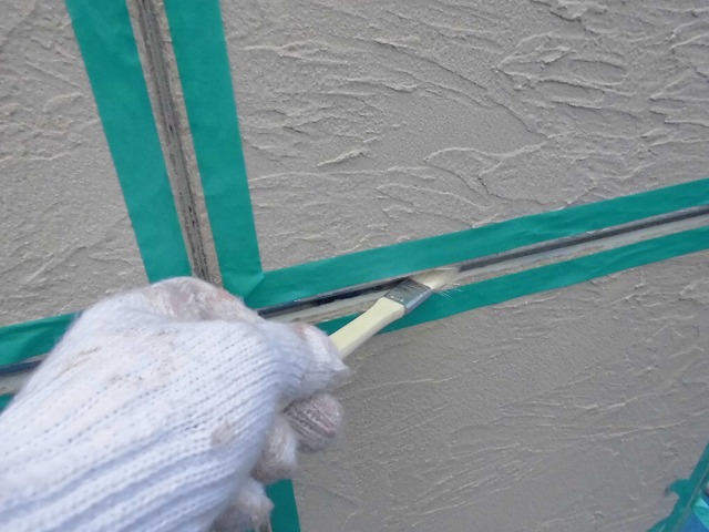 横目地にプライマーを塗布